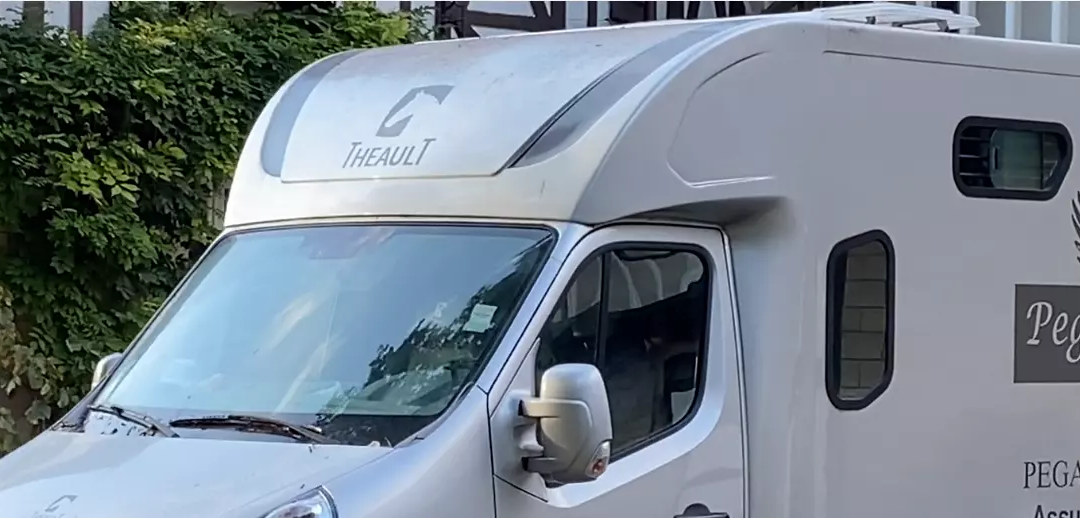 Comment bien choisir l’assurance de votre camion de transport de chevaux ?